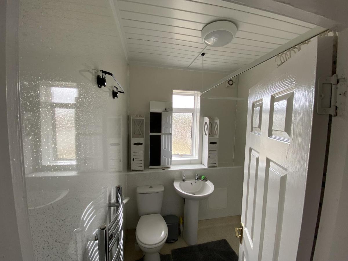 Private Lounge&Double Room Kilwinning Exterior foto