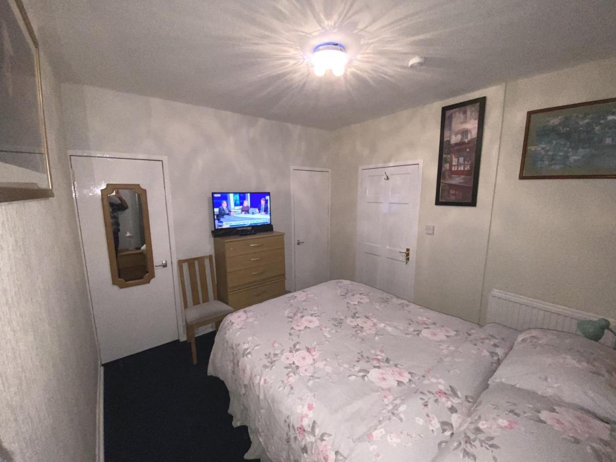 Private Lounge&Double Room Kilwinning Exterior foto